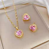 CONJUNTO CORAÇÃO ROSA CRAVEJADO BANHADO EM OURO 18K - CONJ135
