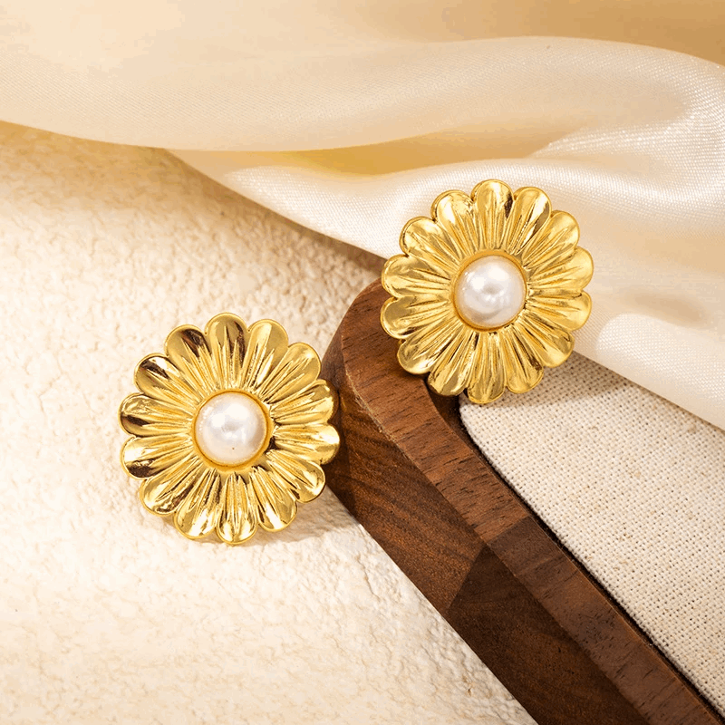 BRINCO FLOR E PÉROLA BANHADO EM OURO 18K - BRSI334