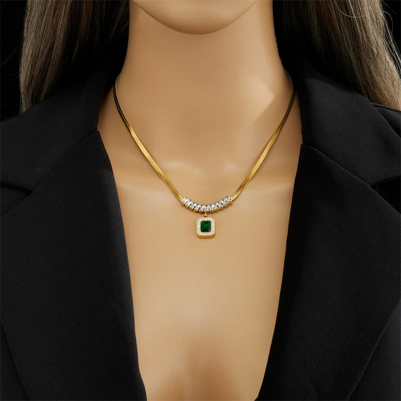 CONJUNTO PEDRAS CRAVEJADAS VERDE BANHADO EM OURO 18K - CONJ433 - Menina Elegante