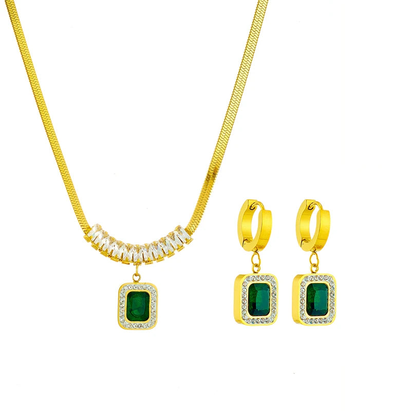 CONJUNTO PEDRAS CRAVEJADAS VERDE BANHADO EM OURO 18K - CONJ433 - Menina Elegante