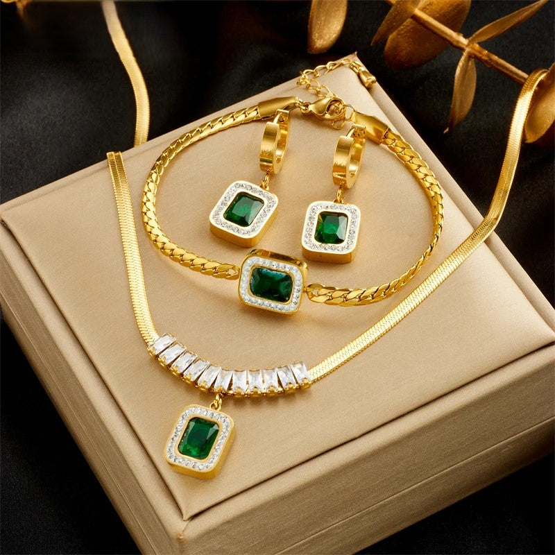 CONJUNTO PEDRAS CRAVEJADAS VERDE BANHADO EM OURO 18K - CONJ433 - Menina Elegante