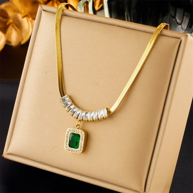 CONJUNTO PEDRAS CRAVEJADAS VERDE BANHADO EM OURO 18K - CONJ433 - Menina Elegante