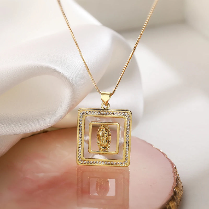 COLAR MADREPÉROLA NOSSA SENHORA BANHADO EM OURO 18K - GARGSI505