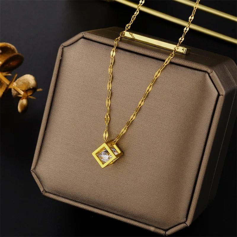 COLAR CUBO COM CRISTAL BANHADO EM OURO 18K - GARG1344