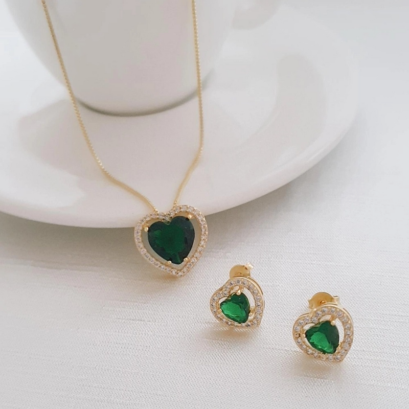 CONJUNTO CORAÇÃO VERDE BANHADO EM OURO 18K - CONJ806 - Menina Elegante