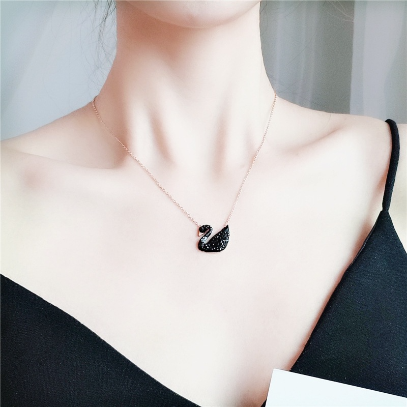 GARGANTILHA CISNE NEGRO BANHADA EM OURO 18K - GARGSI134 - Menina Elegante