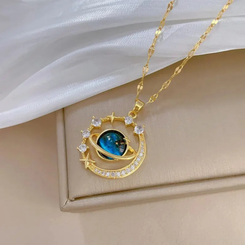 GARGANTILHA LUA E UNIVERSO CRAVEJADOS BANHADA EM OURO 18K - GARGSI15 - Menina Elegante